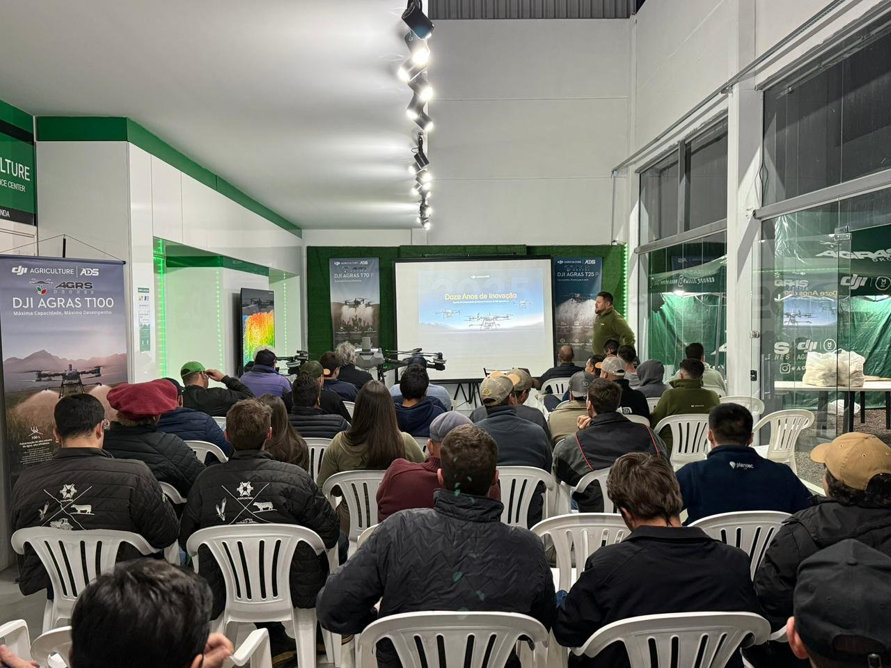 Turma de treinamento AGRS Drones em aula no centro de capacitação
